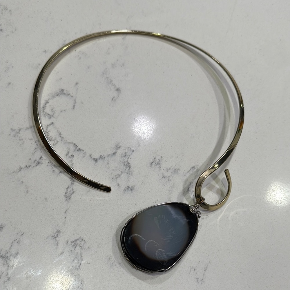 Sophisticated Gold and Black Necklace with Teardrop Pendant